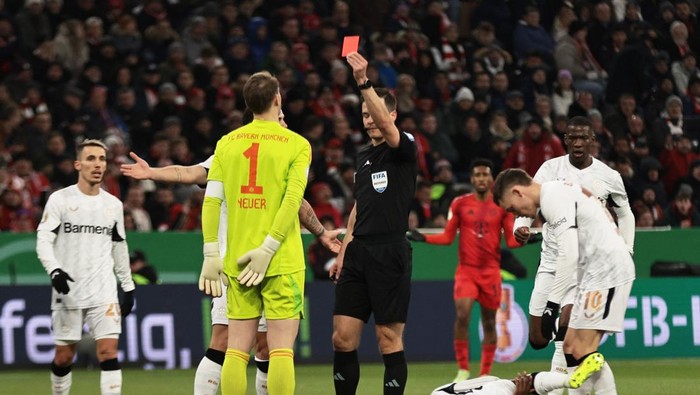 Soccer Football - DFB Cup - Round of 16 - Bayern Munich v Bayer Leverkusen - Allianz Arena, Munich, Germany - December 3, 2024 Bayern Munichs Manuel Neuer is shown a red card by referee Harm Osmers REUTERS/Leonhard Simon DFB REGULATIONS PROHIBIT ANY USE OF PHOTOGRAPHS AS IMAGE SEQUENCES AND/OR QUASI-VIDEO.