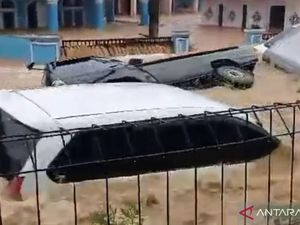 Viral 6 Mobil Terseret Banjir Bandang di Sukabumi