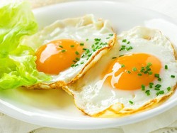 Tips Masak Telur Goreng ala Chef Tanpa Minyak, Pakai Cara Ini