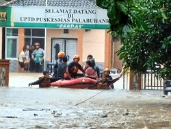 Momen Dramatis Tim SAR Evakuasi Warga Terjebak Banjir Bandang Sukabumi
