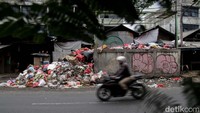 Tumpukan Sampah di Pasar Cimanggis Tangsel Picu Bau Tak Sedap