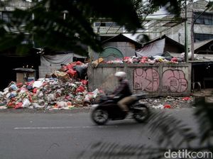 Tumpukan Sampah di Pasar Cimanggis Tangsel Picu Bau Tak Sedap