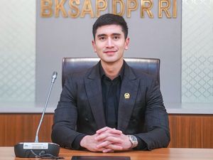 8 Gaya Verrel Bramasta Jadi Anggota DPR, Bahasa Inggrisnya Jadi Sorotan 8 Gaya Verrel Bramasta Jadi Anggota DPR, Bahasa Inggrisnya Jadi Sorotan