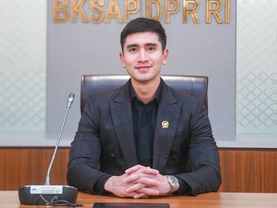 8 Gaya Verrel Bramasta Jadi Anggota DPR, Bahasa Inggrisnya Jadi Sorotan