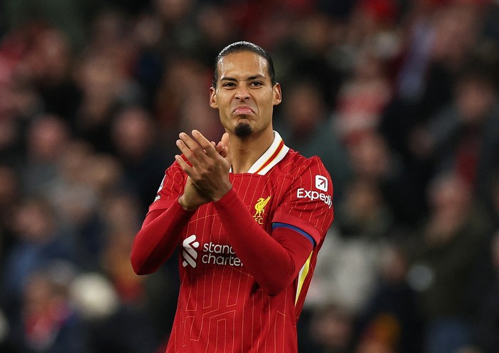 Soccer Football - Premier League - Liverpool v Manchester City - Anfield, Liverpool, Britain - December 1, 2024  Liverpools Virgil van Dijk applauds fans after the match REUTERS/Phil Noble EDITORIAL USE ONLY. NO USE WITH UNAUTHORIZED AUDIO, VIDEO, DATA, FIXTURE LISTS, CLUB/LEAGUE LOGOS OR LIVE SERVICES. ONLINE IN-MATCH USE LIMITED TO 120 IMAGES, NO VIDEO EMULATION. NO USE IN BETTING, GAMES OR SINGLE CLUB/LEAGUE/PLAYER PUBLICATIONS. PLEASE CONTACT YOUR ACCOUNT REPRESENTATIVE FOR FURTHER DETAILS..