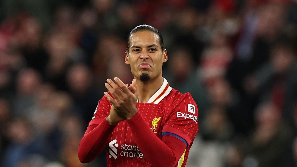 Virgil van Dijk dipuji Arne Slot. (Foto: REUTERS/Phil Noble)