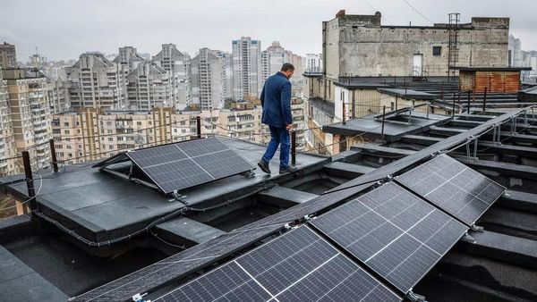 Warga Ukraina Andalkan Panel Surya saat Pemadaman Listrik Musim Dingin
