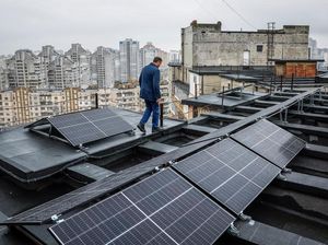 Warga Ukraina Andalkan Panel Surya saat Pemadaman Listrik Musim Dingin