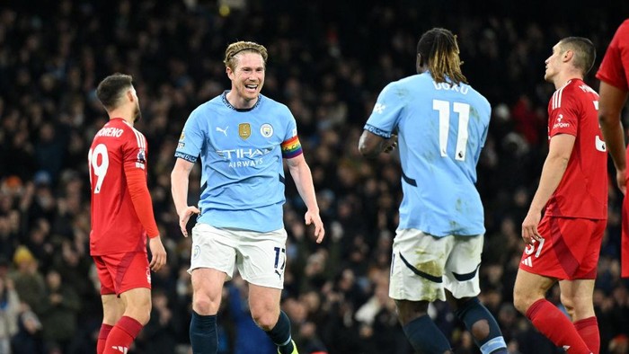 MANCHESTER, ENGLAND - DECEMBER 04: Kevin De Bruyne of Manchester City celebrates with teammate Jeremy Doku after scoring his teams second goal during the Premier League match between Manchester City FC and Nottingham Forest FC at Etihad Stadium on December 04, 2024 in Manchester, England. (Photo by Michael Regan/Getty Images)