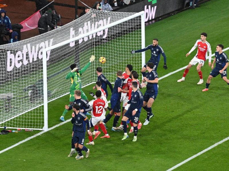 LONDON, ENGLAND - DECEMBER 04: Jurrien Timber of Arsenal scores his team's first goal  during the Premier League match between Arsenal FC and Manchester United FC at Emirates Stadium on December 04, 2024 in London, England. (Photo by Alex Burstow/Arsenal FC via Getty Images)