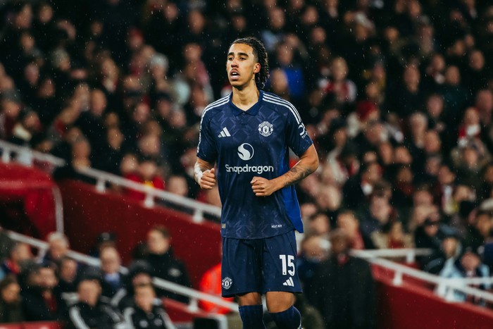 LONDON, ENGLAND - DECEMBER 04: Leny Yoro of Manchester United in action during the Premier League match between Arsenal FC and Manchester United FC at Emirates Stadium on December 04, 2024 in London, England. (Photo by Ash Donelon/Manchester United via Getty Images)