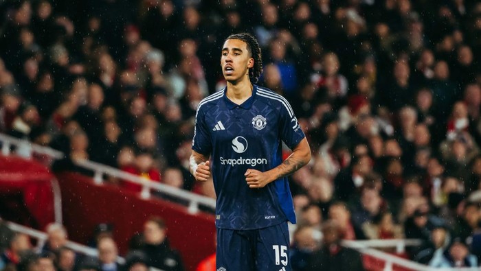 LONDON, ENGLAND - DECEMBER 04: Leny Yoro of Manchester United in action during the Premier League match between Arsenal FC and Manchester United FC at Emirates Stadium on December 04, 2024 in London, England. (Photo by Ash Donelon/Manchester United via Getty Images)