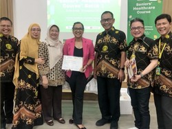 Shahnaz Haque dan 22 Orang Lulus Pelatihan Persiapan Lansia di FKUI