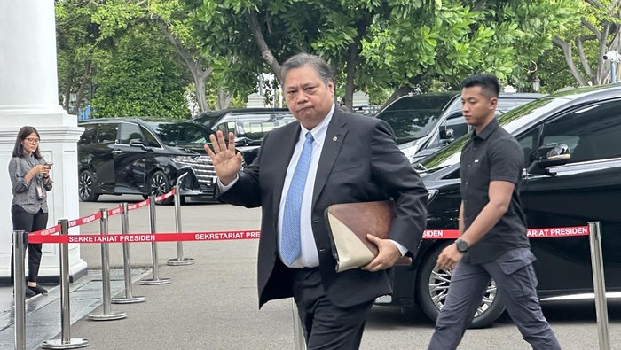 Dolar AS Masih di Atas Rp 16.100 Hari Ini Nilai tukar dolar AS kepada rupiah pagi ini bergerak di dua arah. Mata duit Paman Sam sempat naik 4 poin (0,02%) ke level Rp 16.160 dan tak usang kemudian turun ke Rp 16.119.