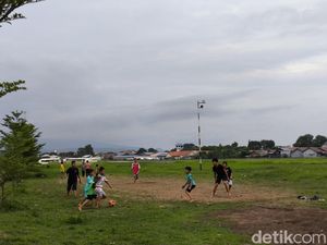 Saat Bandar Udara Penggung Mendadak Jadi Arena Sepakbola
