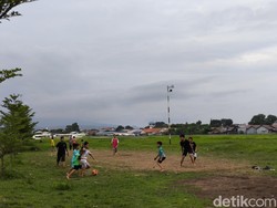 Saat Bandar Udara Penggung Mendadak Jadi Arena Sepakbola