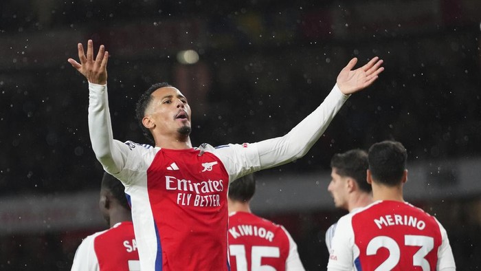Arsenals William Saliba celebrates after scoring his sides second goal during the English Premier League soccer match between Arsenal and Manchester United at Emirates stadium in London, Wednesday, Dec. 4, 2024. (AP Photo/Kirsty Wigglesworth)
