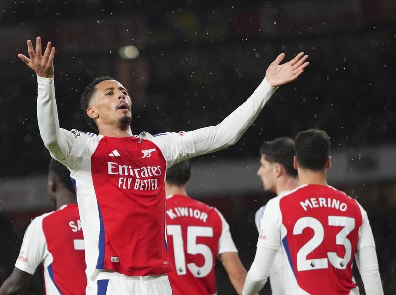 Arsenal's William Saliba celebrates after scoring his side's second goal during the English Premier League soccer match between Arsenal and Manchester United at Emirates stadium in London, Wednesday, Dec. 4, 2024. (AP Photo/Kirsty Wigglesworth)