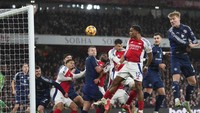 Dua gol Arsenal dicetak oleh Timber dan Saliba, dua-duanya dari tendangan sudut (AP)