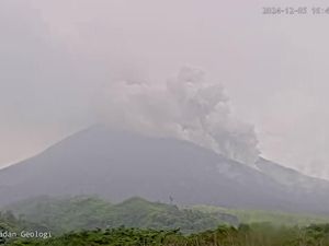 Merapi Muntahkan Awan Panas 1,4 Km Sore Ini Merapi Muntahkan Awan Panas 1,4 Km Sore Ini