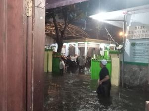 Hujan Lebat Rendam Jalan dan Permukiman Warga Kota Pasuruan