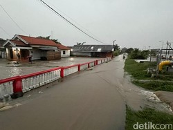 Banjir Rendam Jalur Provinsi dan Permukiman Warga di Mojokerto