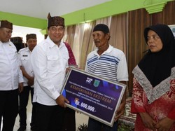 Serahkan Bansos Hasil DBHCHT, Pj Bupati Pasuruan: Jangan Cepat Dihabiskan