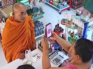 Saat Biksu Pakai Alis Palsu Demi Terbaca Pengenal Wajah