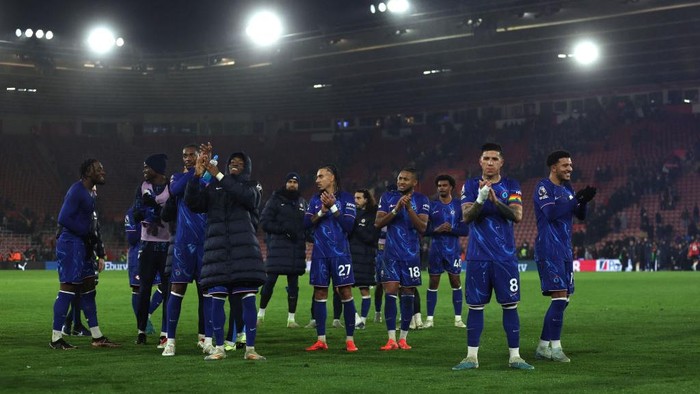 SOUTHAMPTON, ENGLAND - DECEMBER 04: The players of Chelsea acknowledge the fans at full-time following the teams victory in the Premier League match between Southampton FC and Chelsea FC at St Marys Stadium on December 04, 2024 in Southampton, England. (Photo by Chris Lee - Chelsea FC/Chelsea FC via Getty Images)