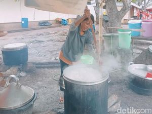 Potret Relawan di Dapur Umum Pengungsian Erupsi Lewotobi Laki-laki Potret Relawan di Dapur Umum Pengungsian Erupsi Lewotobi Laki-laki
