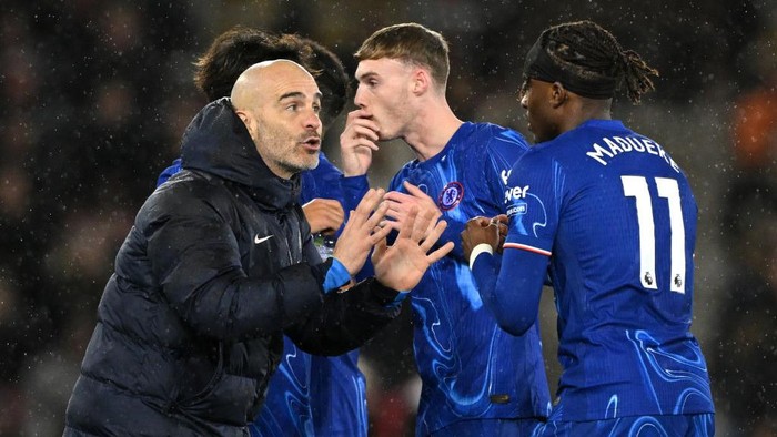 SOUTHAMPTON, ENGLAND - DECEMBER 04: Enzo Maresca, Manager of Chelsea, speaks to Noni Madueke during the Premier League match between Southampton FC and Chelsea FC at St Marys Stadium on December 04, 2024 in Southampton, England. (Photo by Mike Hewitt/Getty Images)