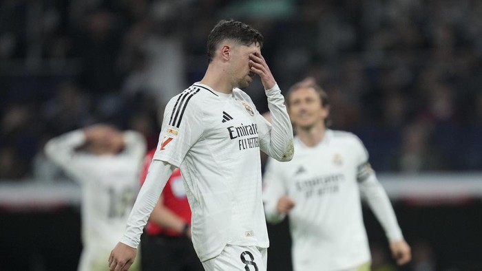 Real Madrids Federico Valverde reacts after missing a chance to score during the Spanish La Liga soccer match between Real Madrid and Getafe at the Santiago Bernabeu Stadium in Madrid, Spain, Sunday, Dec. 1, 2024. (AP Photo/Bernat Armangue)
