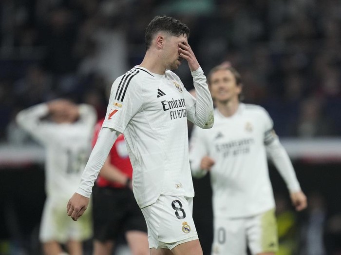 Real Madrid's Federico Valverde reacts after missing a chance to score during the Spanish La Liga soccer match between Real Madrid and Getafe at the Santiago Bernabeu Stadium in Madrid, Spain, Sunday, Dec. 1, 2024. (AP Photo/Bernat Armangue)