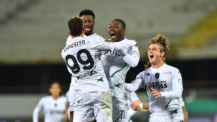Soccer Football - Coppa Italia - Round of 16 - Fiorentina v Empoli - Stadio Artemio Franchi, Florence, Italy - December 4, 2024 Empolis Sebastiano Esposito celebrates with teammates after scoring a penalty during the penalty shootout to win the match REUTERS/Jennifer Lorenzini