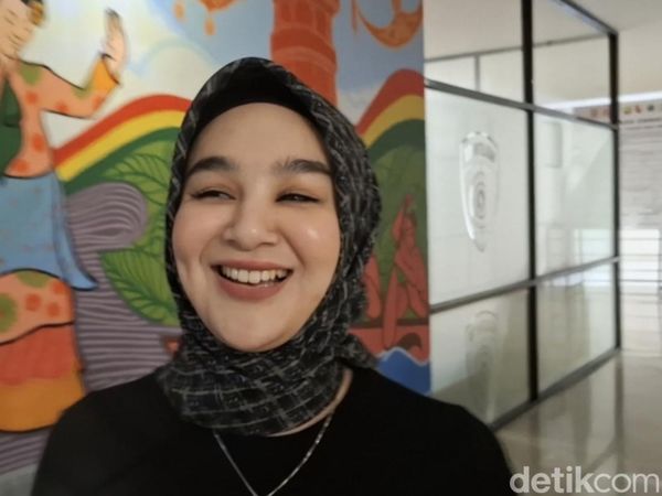 Senyum Hana Hanifah Usai Diperiksa Polda Riau di Kasus SPPD Fiktif