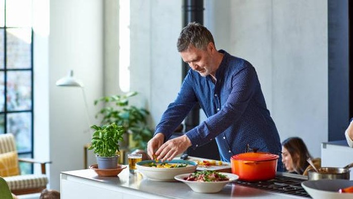 how to meka Man in his 50s dressing salad at home, making lunch, enjoyment, healthy lifestyles