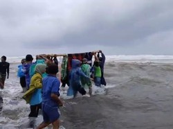 Momen Warga Tandu Bumil Lewati Muara dan Jalan Rusak di Lampung