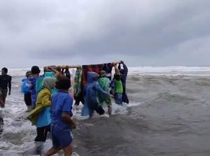 Momen Warga Tandu Bumil Lewati Muara dan Jalan Rusak di Lampung Momen Warga Tandu Bumil Lewati Muara dan Jalan Rusak di Lampung