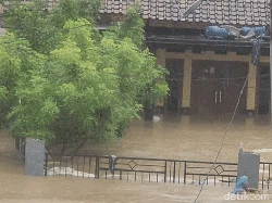 Aksi Emak-emak Terobos Banjir Nyaris 2 Meter demi Seragam Sekolah Anak