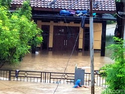 Aksi Emak-emak Sukabumi Terjang Banjir Bandang demi Selamatkan Seragam Anak