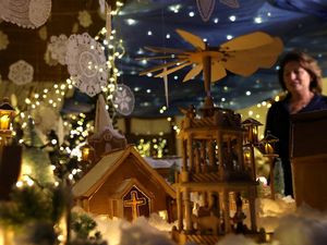 Intip Pembuatan Replika Desa dari Kue Jahe untuk Sambut Natal di Hungaria