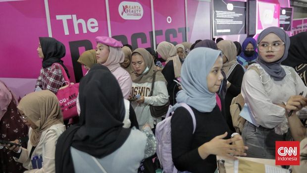 Pengunjung memenuhi pameran kosmetik Jakarta X Beauty 2024 di Jakarta Convention Center, Kamis, 5 Desember 2024. (CNN Indonesia/Adhi Wicaksono)