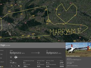 Romantis! Pria Ini Bikin Jalur Terbang Marry Me di Langit Romantis! Pria Ini Bikin Jalur Terbang Marry Me di Langit