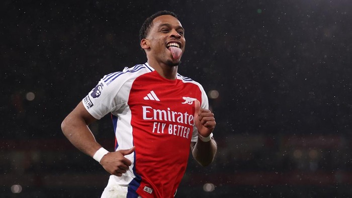LONDON, ENGLAND - DECEMBER 04:  Jurrien Timber of Arsenal celebrates scoring his teams first goal with a header as Andre Onana of Manchester United fails to make a save during the Premier League match between Arsenal FC and Manchester United FC at Emirates Stadium on December 04, 2024 in London, England. (Photo by Julian Finney/Getty Images)