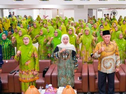 Khofifah Hadiri Bedah Buku Gus Kikin Cicit KH Hasyim Asyari