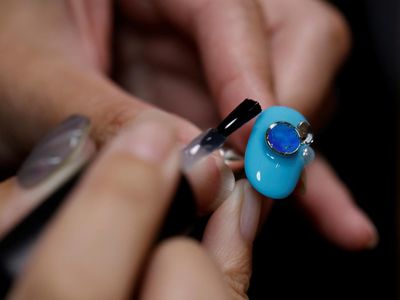 Kreatif! Seniman Jepang Sulap Sampah Plastik Jadi Bahan Penghias Kuku