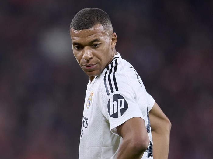 BILBAO, SPAIN - DECEMBER 03: Kylian Mbappe of Real Madrid CF  looks on during the LaLiga EA Sports match between Athletic Club and Real Madrid CF at Estadio de San Mames on December 03, 2024 in Bilbao, Spain. (Photo by Ion Alcoba Beitia/Getty Images)