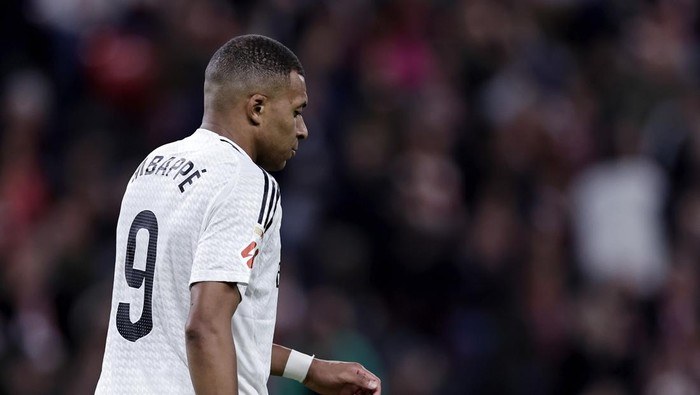 BILBAO, SPAIN - DECEMBER 4: Kylian Mbappe of Real Madrid disappointed  during the LaLiga EA Sports  match between Athletic de Bilbao v Real Madrid at the San Mames Stadium on December 4, 2024 in Bilbao Spain (Photo by Maria Gracia Jimenez/Soccrates/Getty Images)