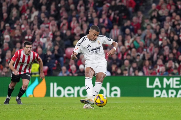  Kylian Mbappe of Real Madrid misses a penalty during the LaLiga match between Athletic Club and Real Madrid CF at Estadio de San Mames on December 04, 2024 in Bilbao, Spain. (Photo by Juan Manuel Serrano Arce/Getty Images)