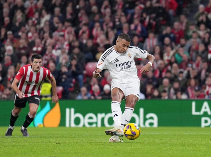 BILBAO, SPAIN - DECEMBER 04: Kylian Mbappe of Real Madrid misses a penalty during the LaLiga match between Athletic Club and Real Madrid CF at Estadio de San Mames on December 04, 2024 in Bilbao, Spain. (Photo by Juan Manuel Serrano Arce/Getty Images)